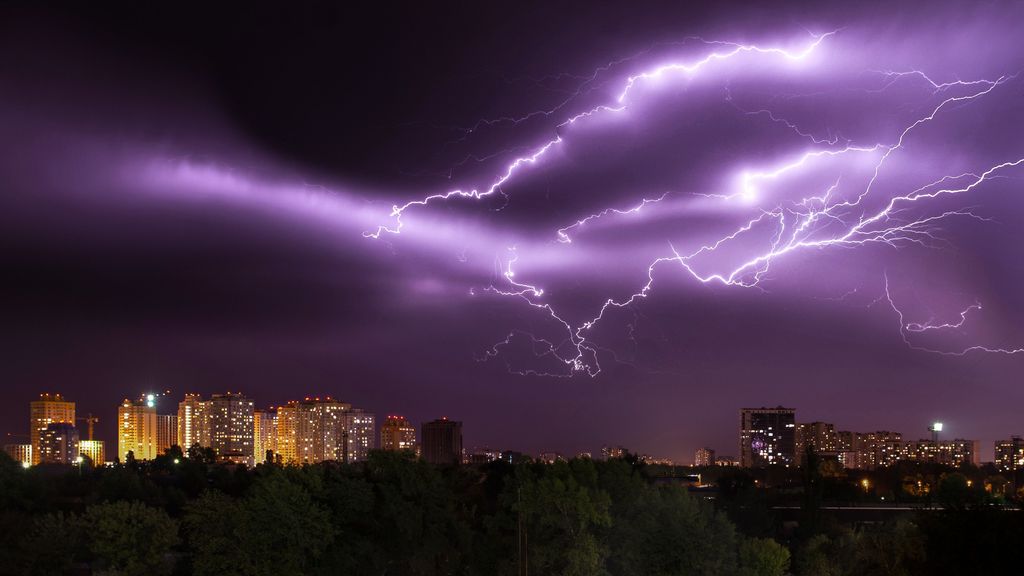 Una ciudad durante una tormenta