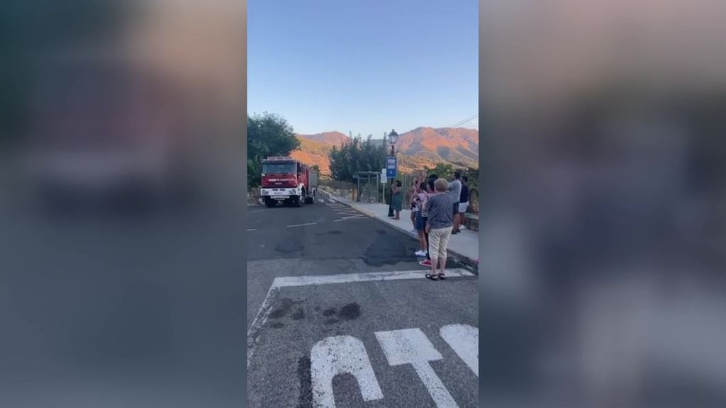 Vecinos de Castellón aplauden al paso de un camión de bomberos