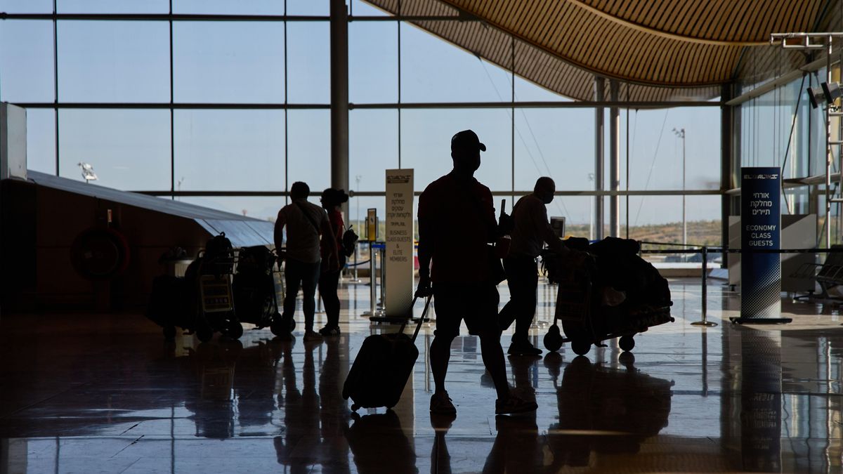 Viajeros con sus enseres en el aeropuerto Adolfo Suárez Madrid-Barajas, a 12 de agosto de 2022, en Madrid