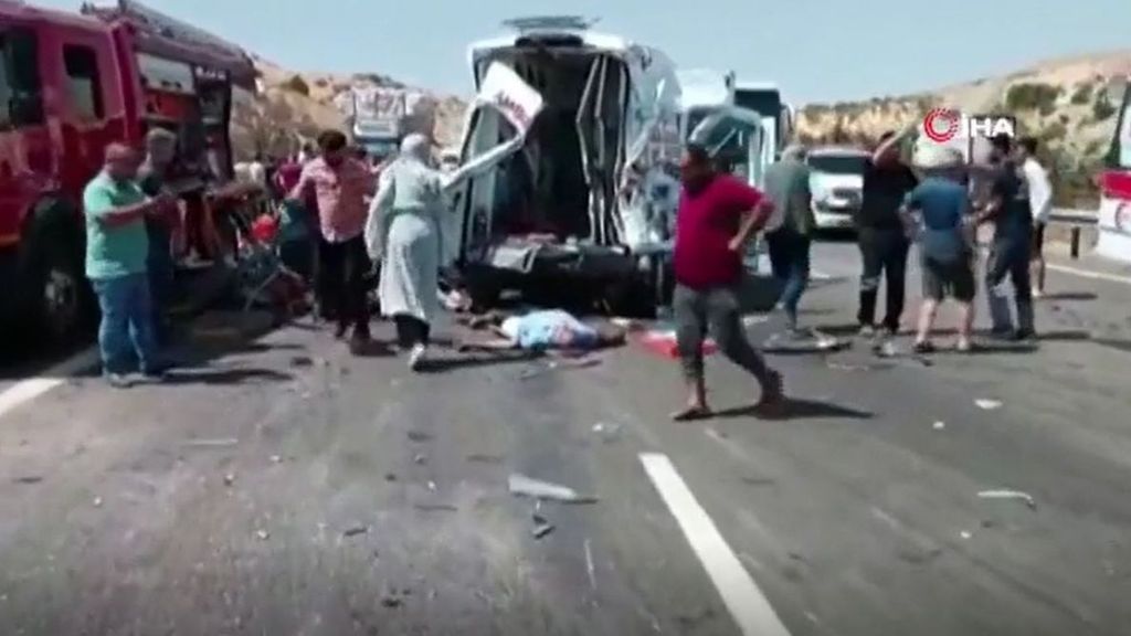 Un autobús arrolla a varios vehículos en un accidente y deja 16 muertos y 21 heridos en Turquía