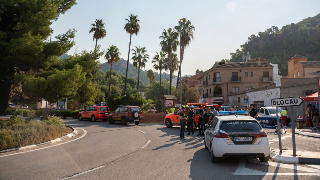 Agentes vigilan en la zona donde se ha iniciado un incendio en Olocau, Valencia