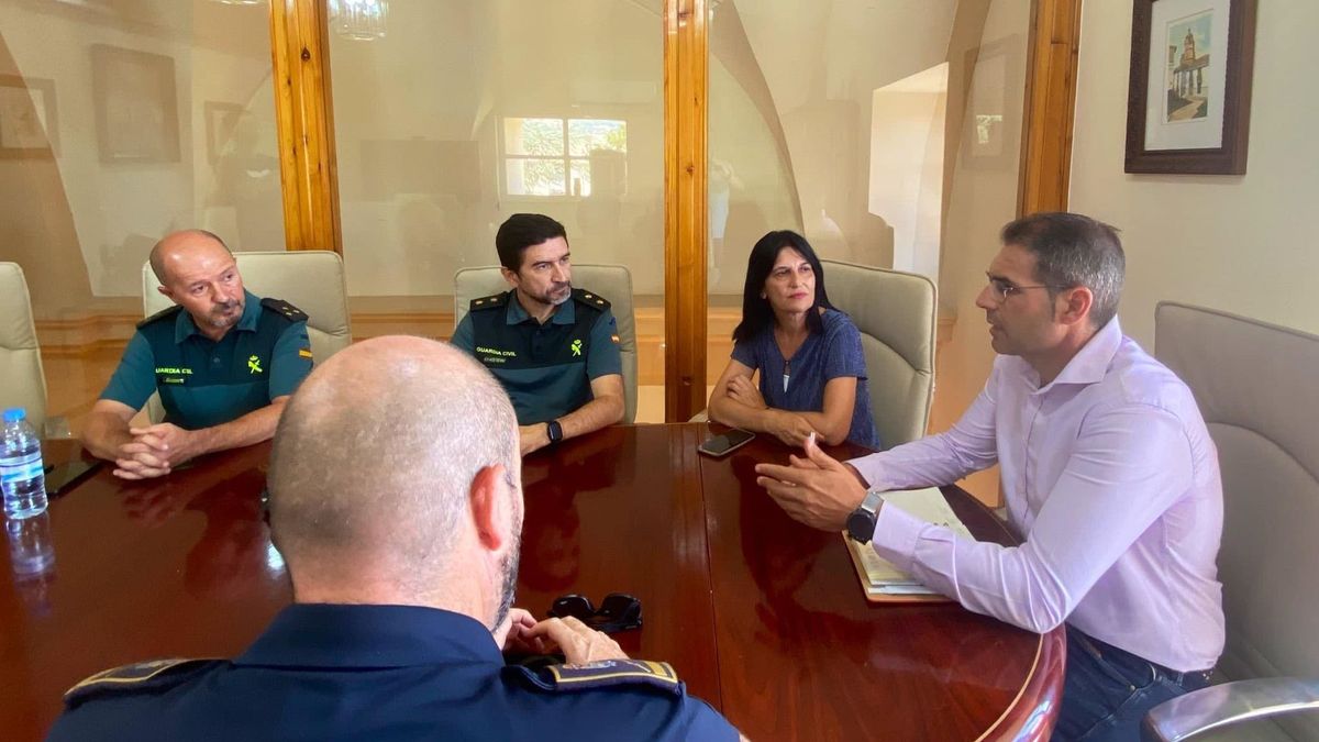 El alcalde de Íllora reunido con la Guardia Civil a cuenta de la muerte del joven Juan Trujillo