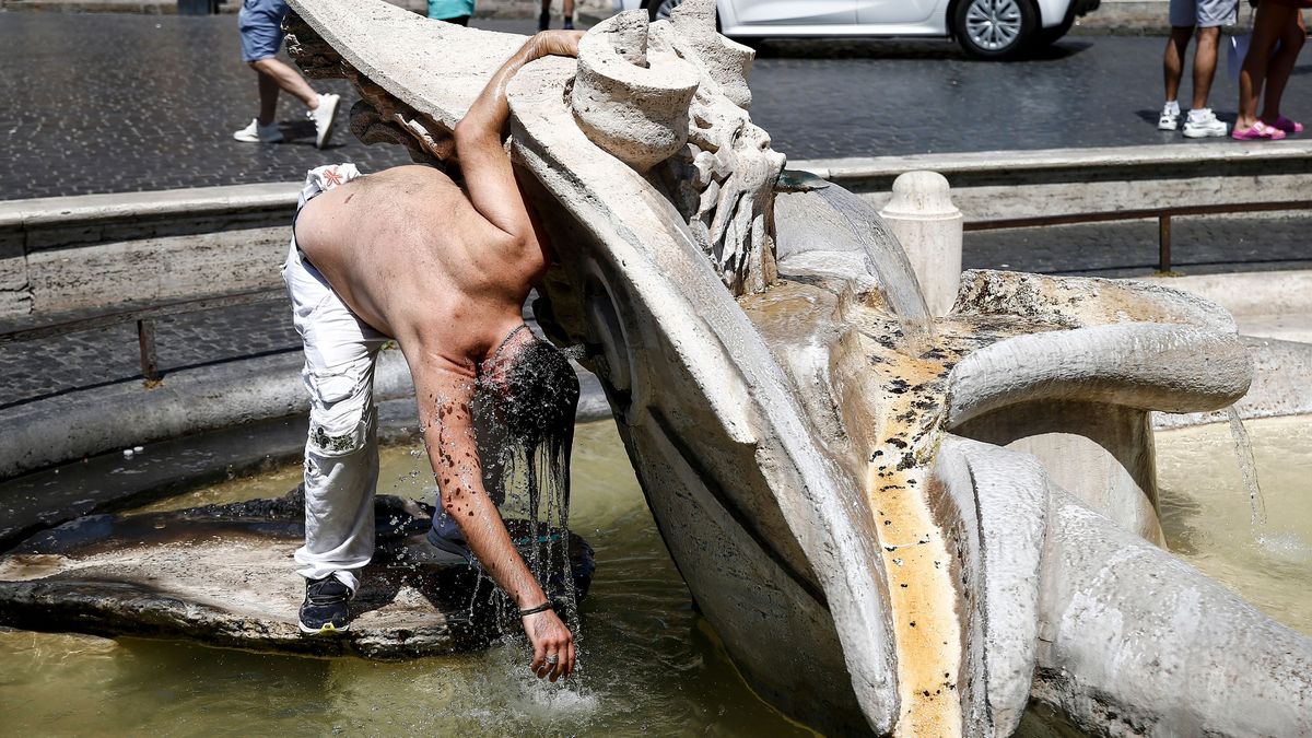 EuropaPress 4592520 24 july 2022 italy rome man cools himself in fountain at the colosseum amid