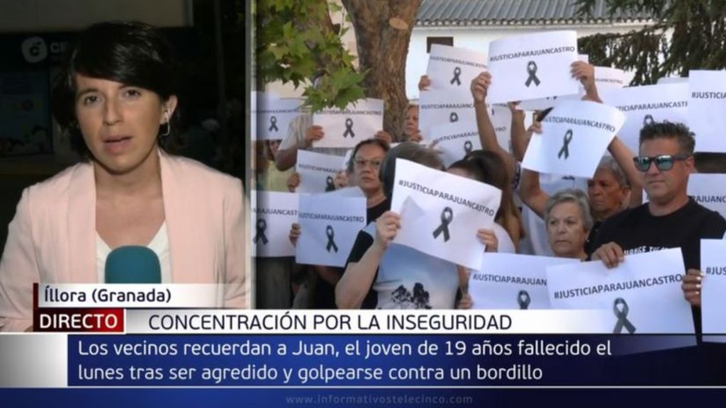 Medio millar de vecinos de Íllora, en Granada, recuerda en silencio al joven fallecido tras ser golpeado el pasado lunes