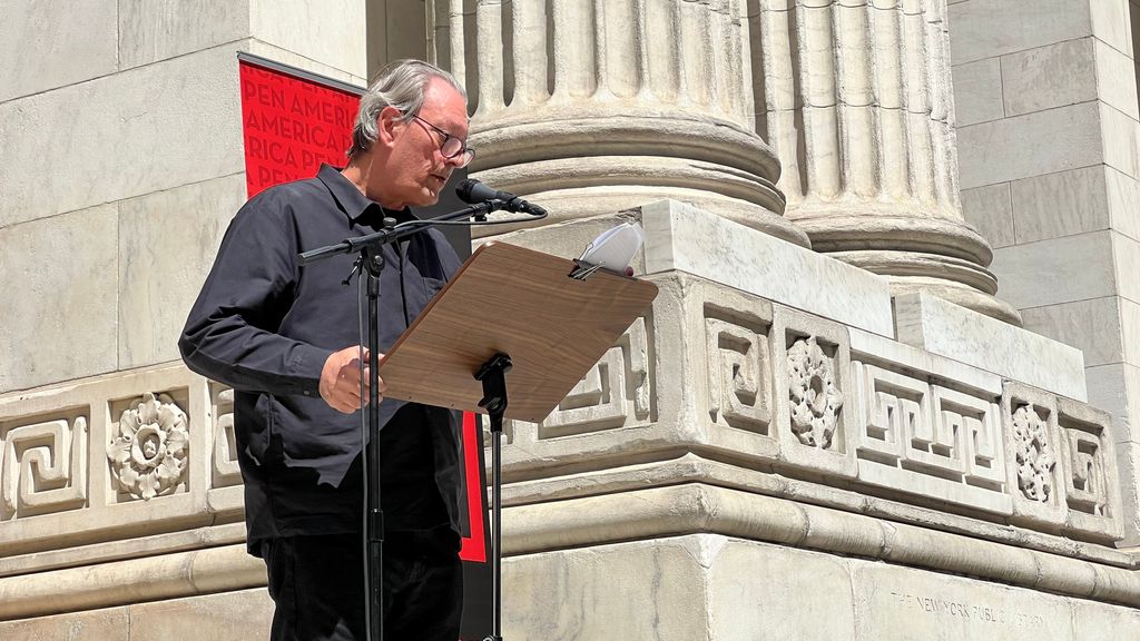 Paul Auster, Gay Talese y otros escritores leen en público obras de Rushdie