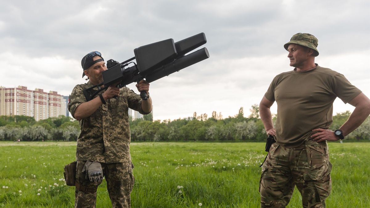 Un soldado ucraniano con un sistema antidrones