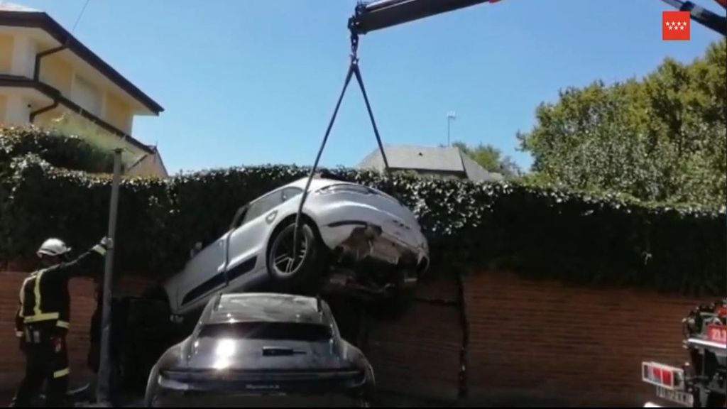 Una mujer impacta su coche contra otro en Alcalá y atraviesa el muro de una casa