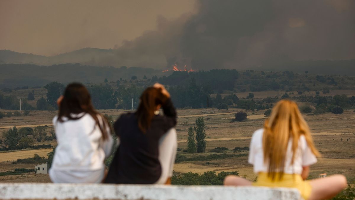 Varias personas observan las llamas y el humo del incendio en Bejís desde el municipio de El Toro Varias personas observan las llamas y el humo del incendio en Bejís desde el municipio de El Toro