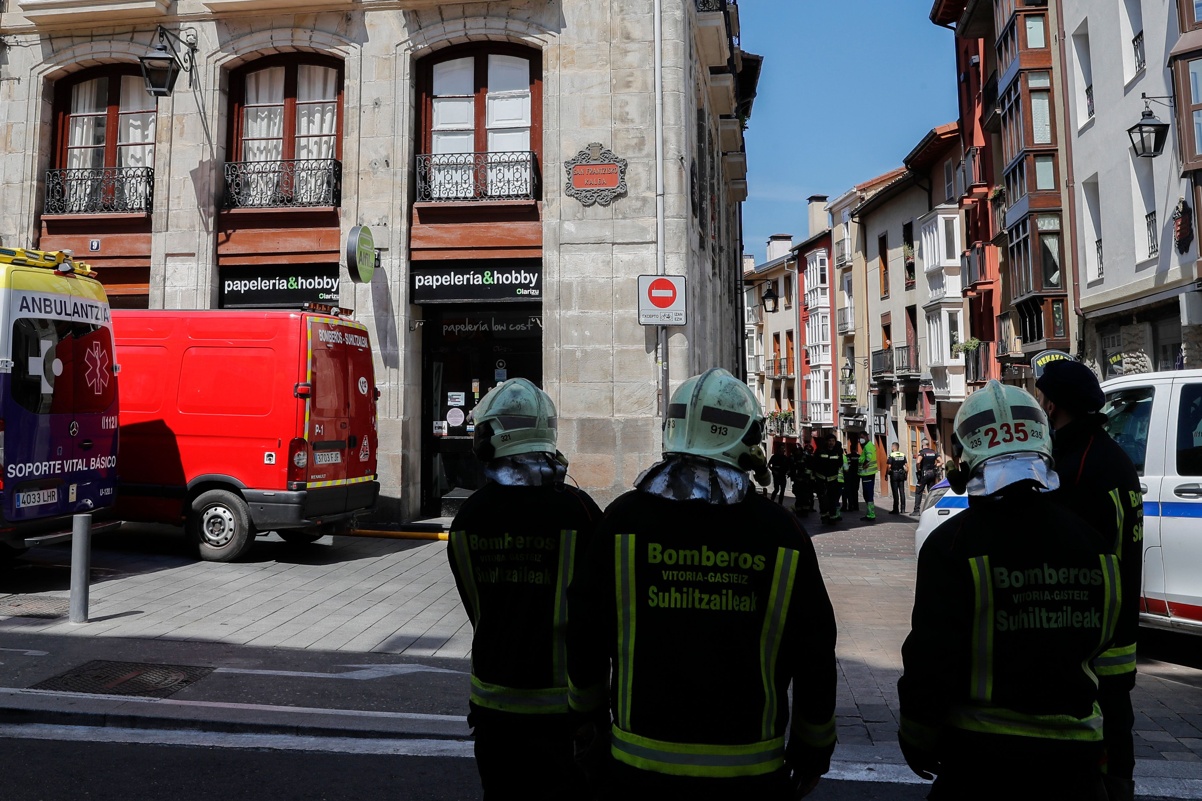 Desalojan un edificio de Vitoria tras atrincherarse un hombre y amenazar con prender fuego a su casa, en imágenes