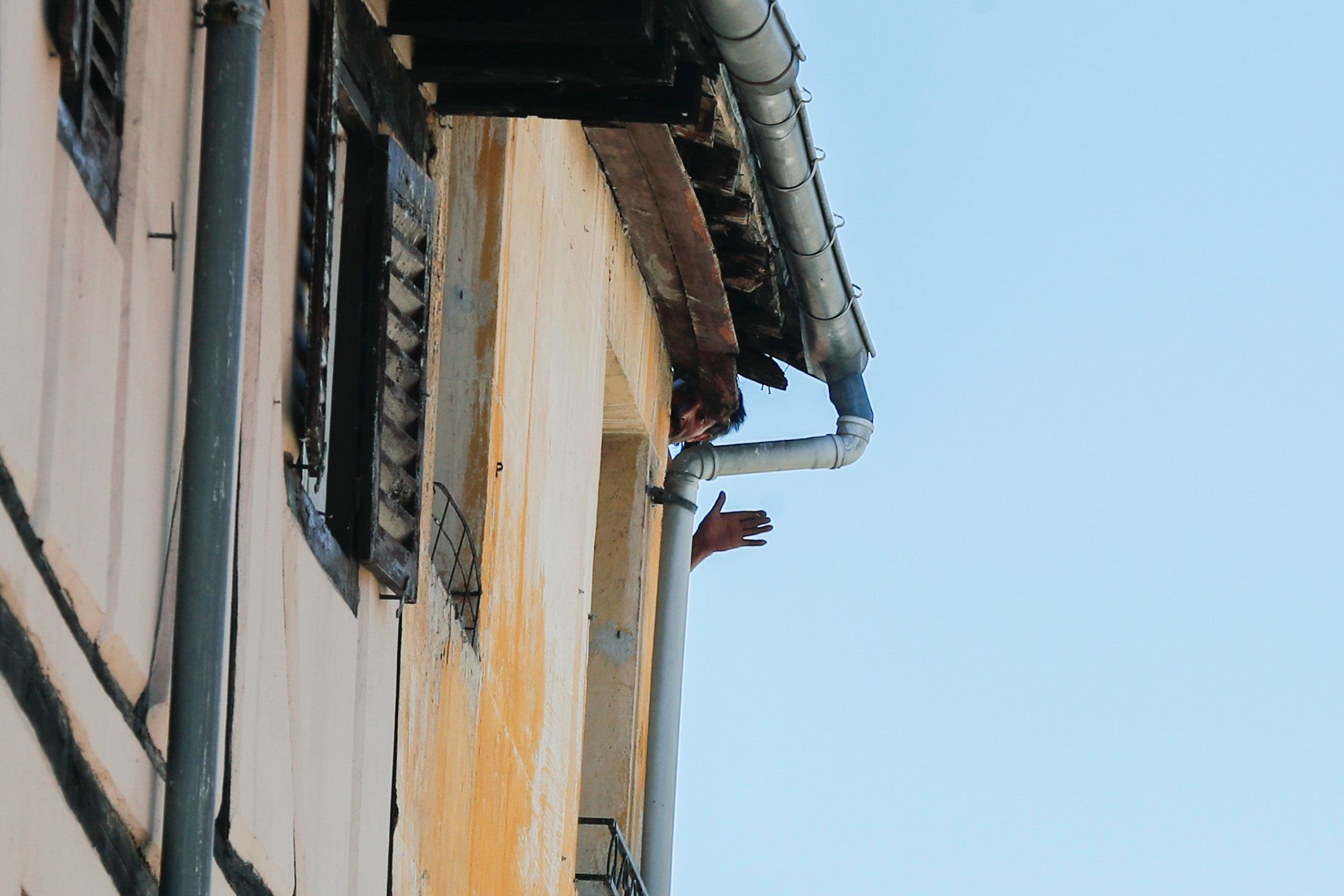 Desalojan un edificio de Vitoria tras atrincherarse un hombre y amenazar con prender fuego a su casa, en imágenes