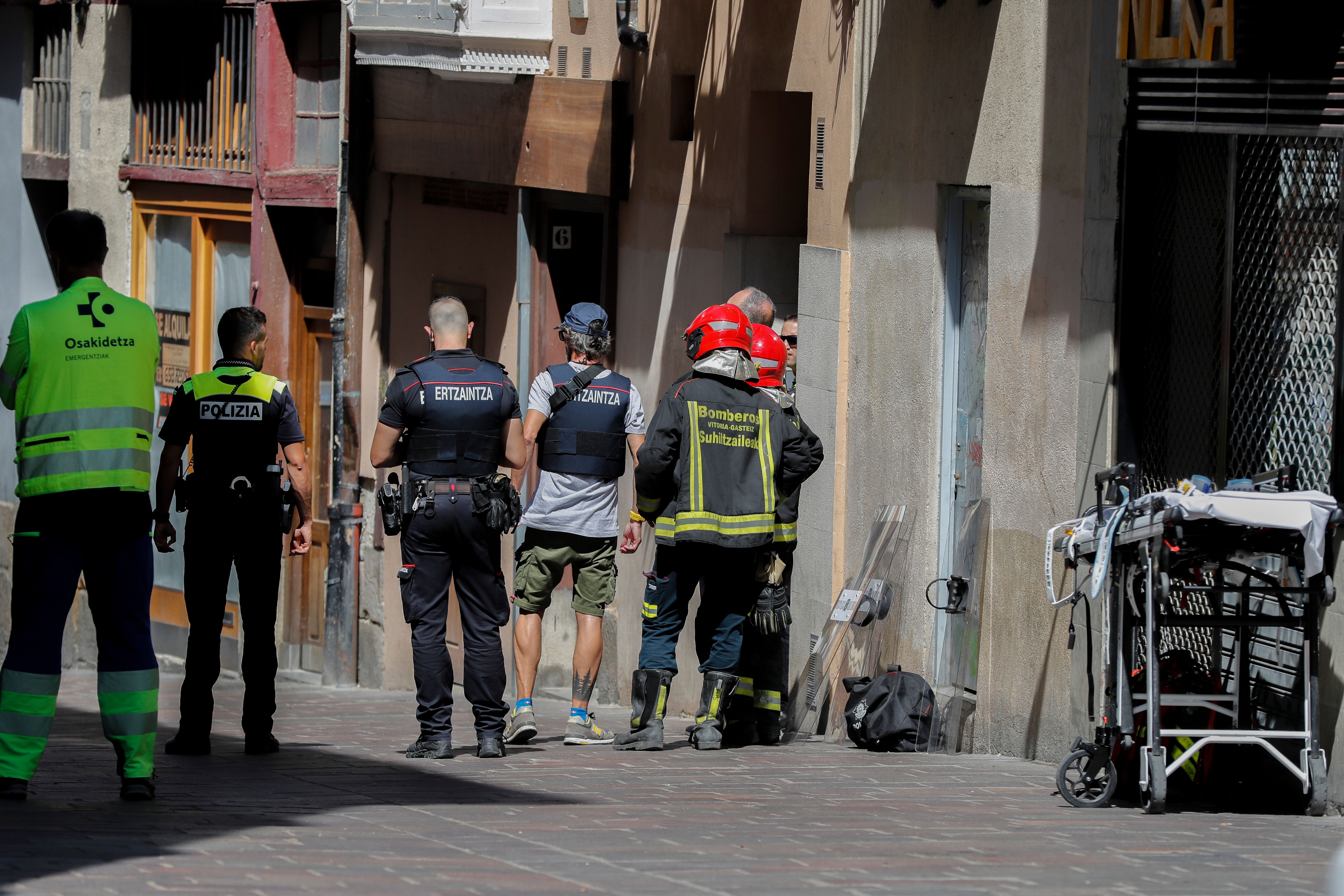 Desalojan un edificio de Vitoria tras atrincherarse un hombre y amenazar con prender fuego a su casa, en imágenes