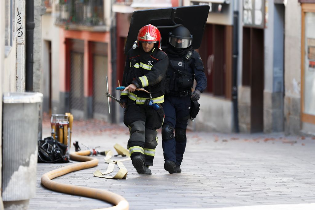 Desalojan un edificio de Vitoria tras atrincherarse un hombre y amenazar con prender fuego a su casa, en imágenes