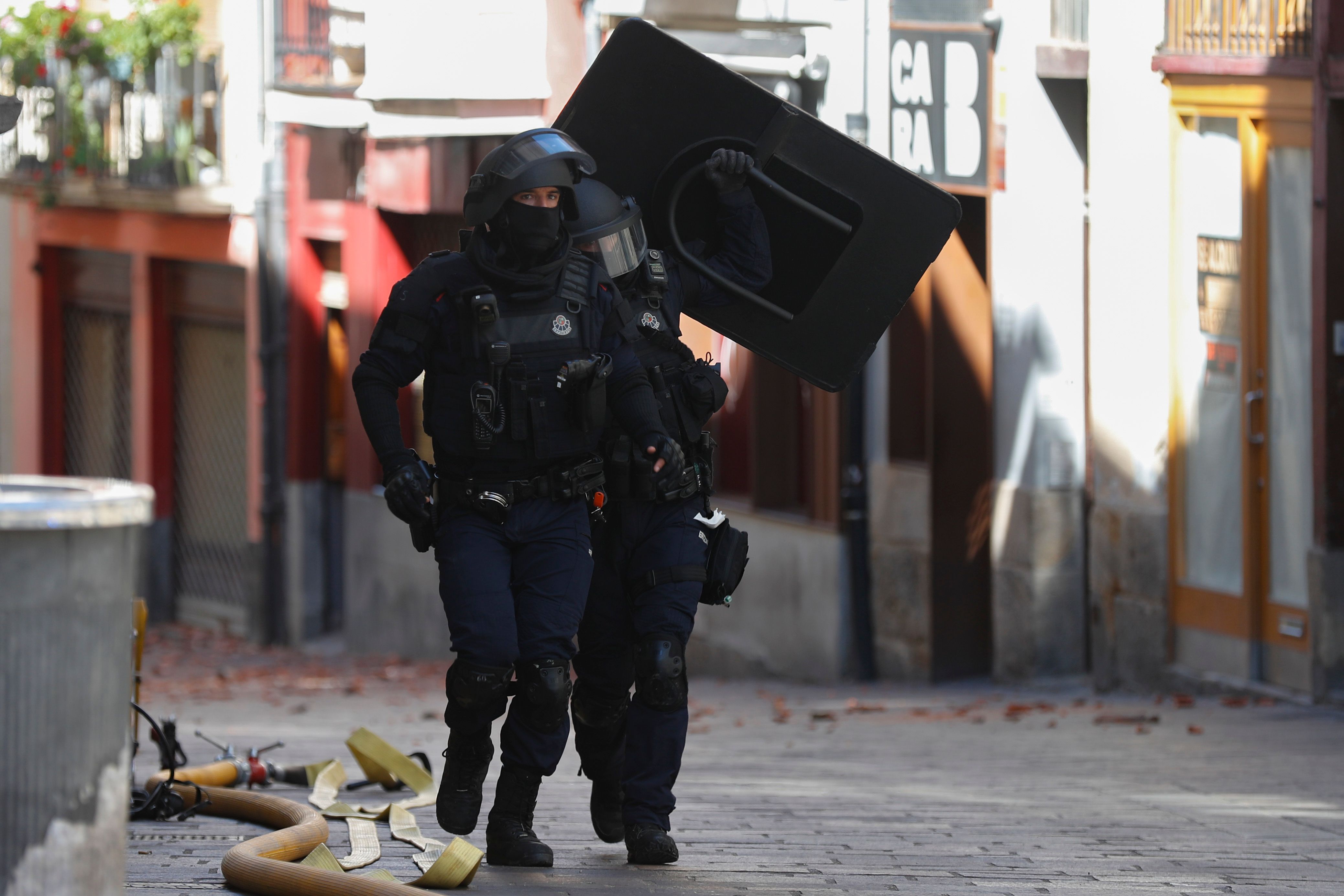 Desalojan un edificio de Vitoria tras atrincherarse un hombre y amenazar con prender fuego a su casa, en imágenes