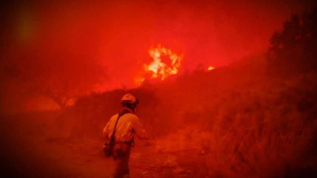 El equipo de Informativos Telecinco reconoce la labor de los profesionales que luchan contra las llamas