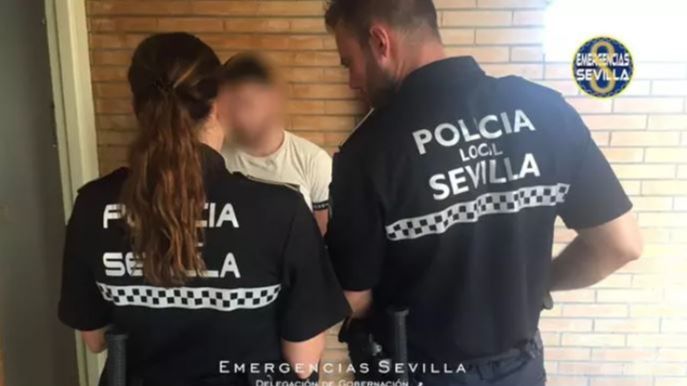 Identificado por lanzar objetos a coches desde su piso y difundirlo en las redes