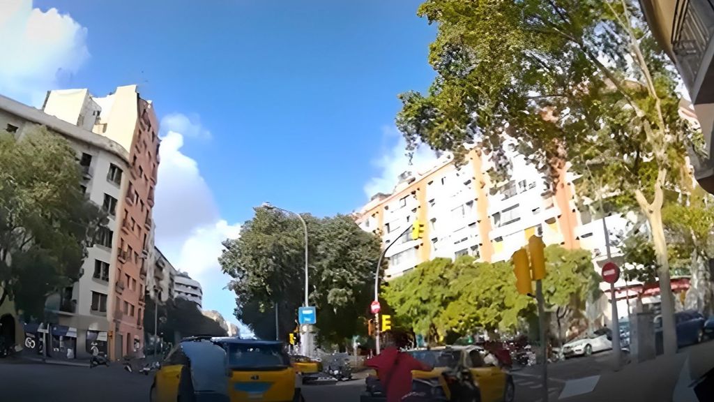 La cámara de un vehículo ha captado esta agresión a un taxista en plena calle
