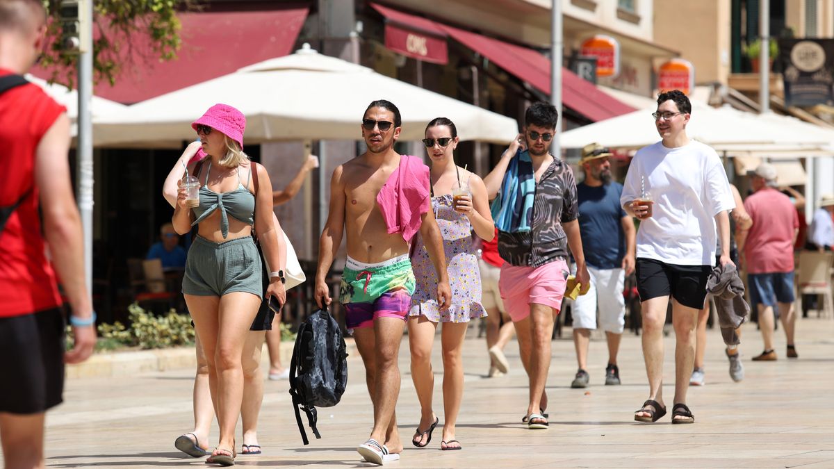 Malagueños y turistas hacen frente a la ola de calor que hoy sufre la ciudad que llegará a los los 40º grados de máxima a 26 julio de 2022 en Málaga, Andalucía.