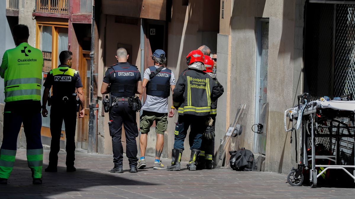 Un varón se atrinchera en su piso en Vitoria y la Policía desaloja edificio