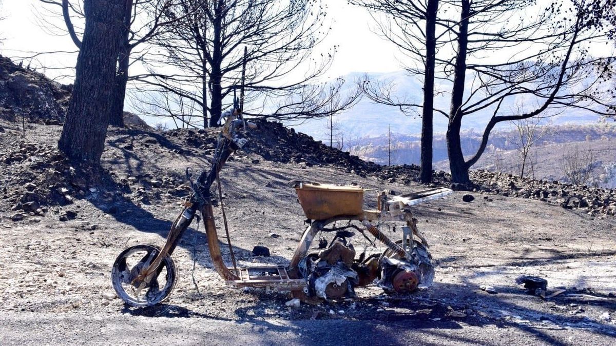 Una motocicleta quemada a la entrada de Vall d'Ebo por el incendio forestal Una motocicleta quemada a la entrada de Vall d'Ebo por el incendio forestal