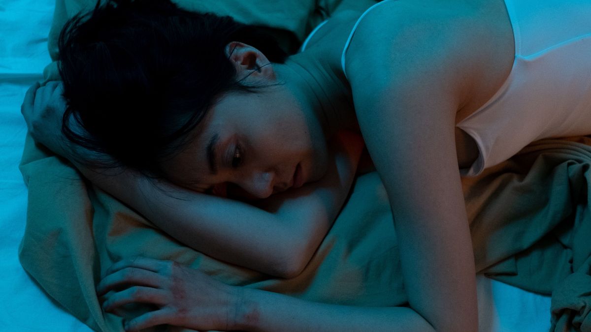Una mujer tumbada en una cama Una mujer tumbada en una cama