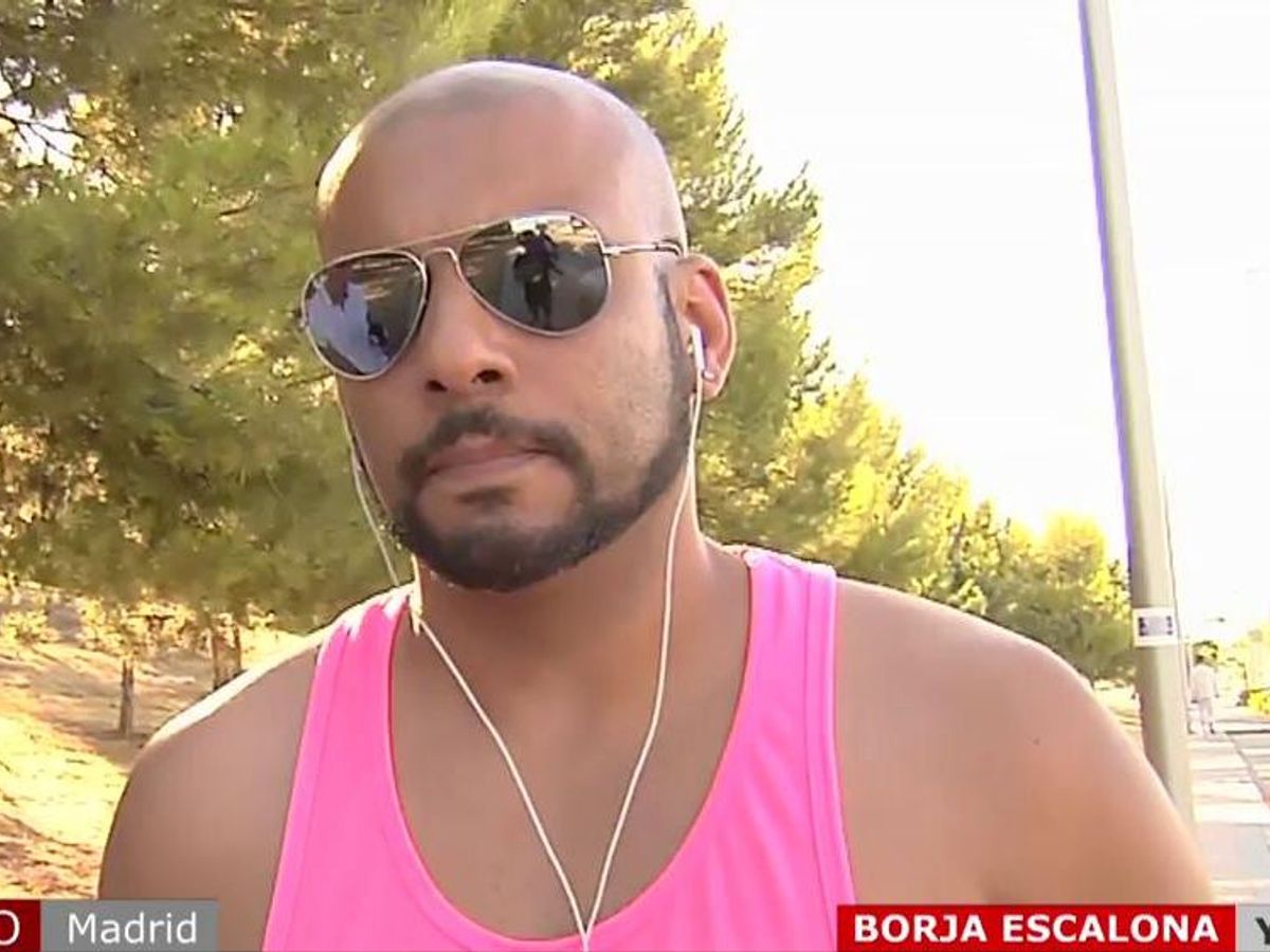 Borja Escalona lo vuelve a hacer: roba unas gafas en directo