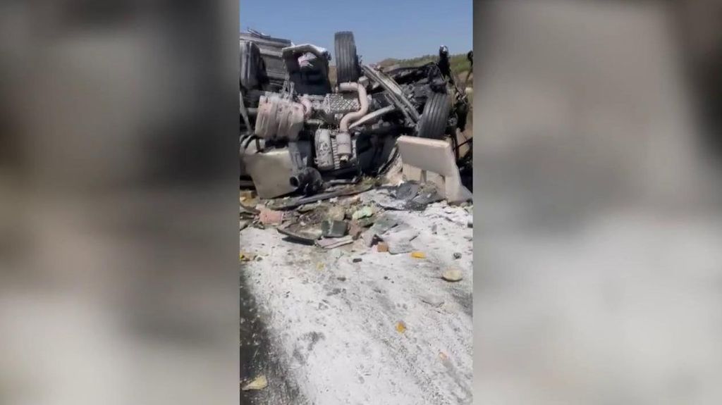 Un impresionante accidente de camión en Almería deja un muerto y un herido grave