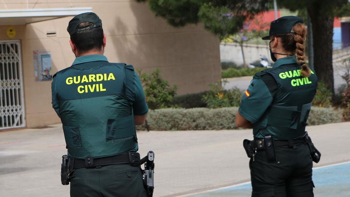 Agentes de la Policía Nacional de espaldas Agentes de la Policía Nacional de espaldas