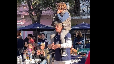 Vecinos de Buenos Aires cantan 