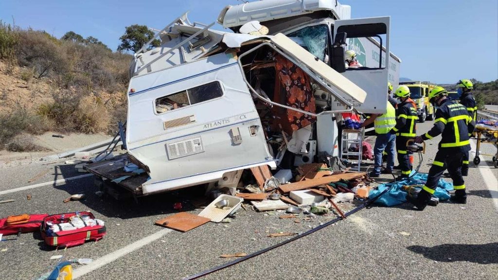 Dos muertas y siete heridos, entre ellos cuatro menores, en un accidente provocado por un kamikaze en Cádiz