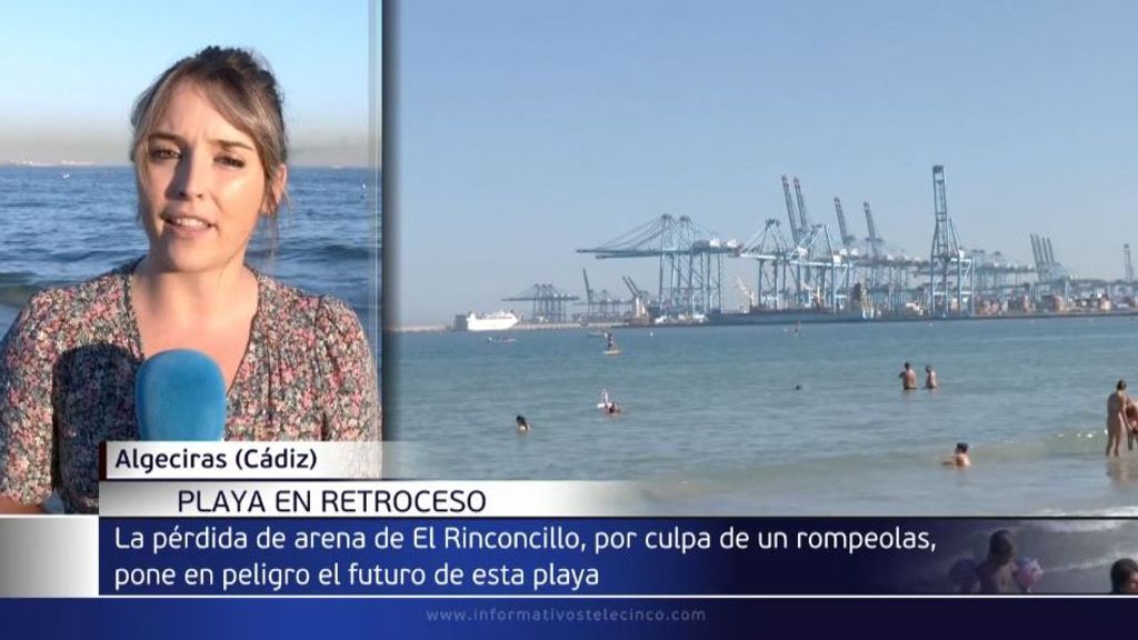 El mar se está comiendo la tierra de la playa de El Rinconcillo, en Algeciras