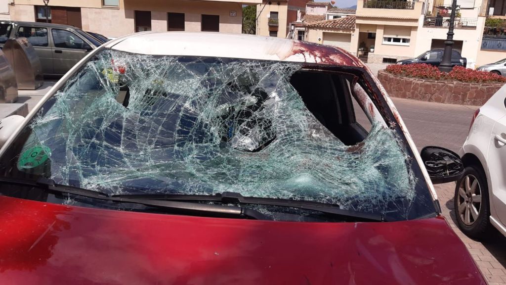 Estado del Opel Alam que arrolló a un pelotón de ciclistas en Castellbisbal