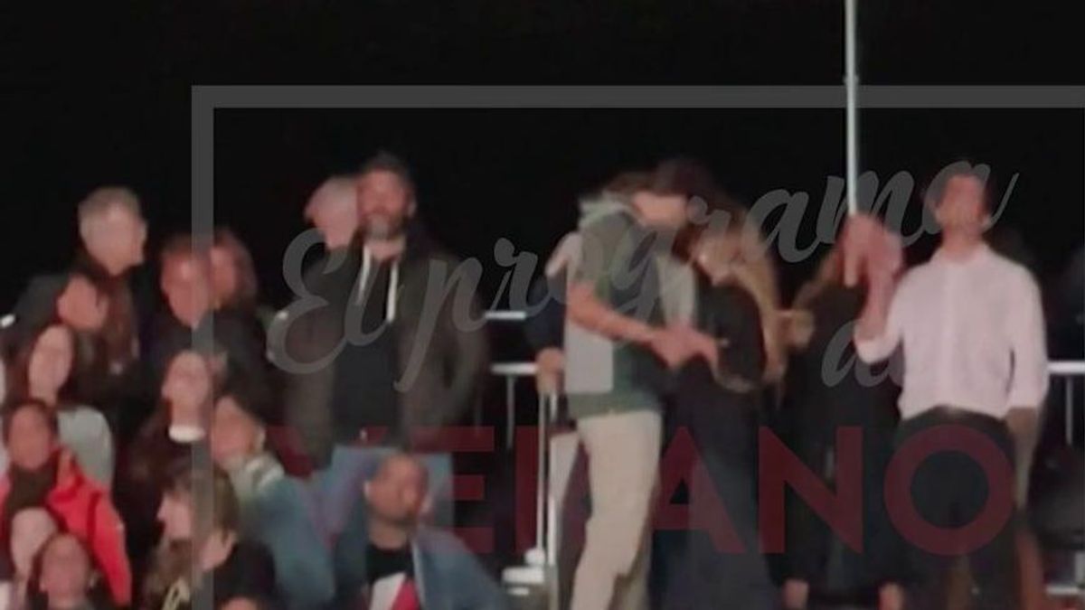 Imágenes inéditas: Gerard Piqué y su nueva novia se besan en el concierto de Dani Martín junto a los padres del futbolista
