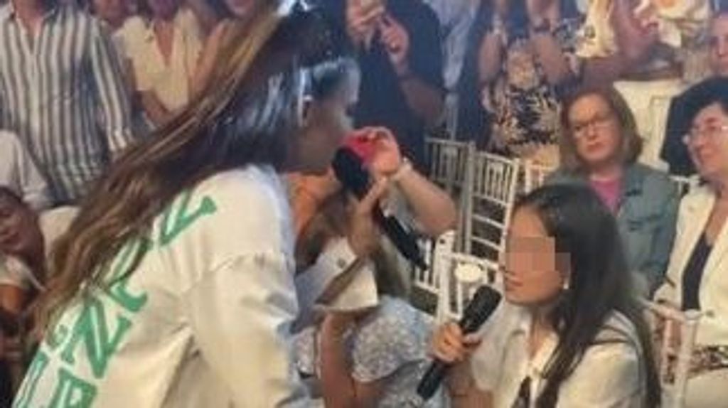 India Martínez cantando con Manuela