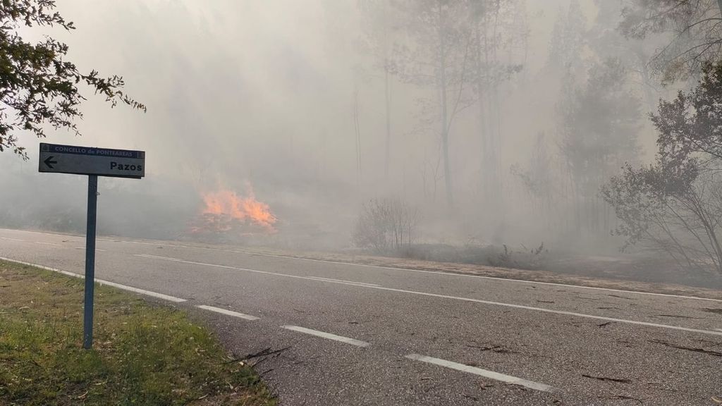 Las llamas mantienen en vilo a los vecinos de la parroquia de Guillade, en Ponteareas