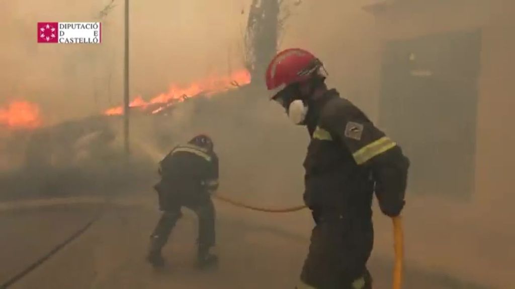 Los bomberos se jugaron la vida para evitar que el fuego destruyese Torás, en Castellón