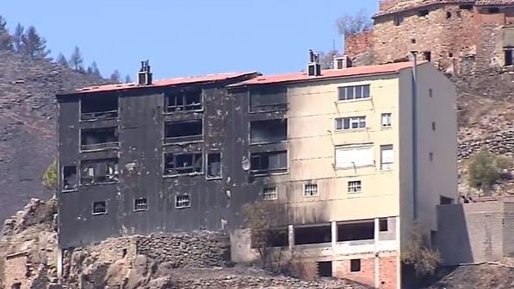 Los vecinos de Bejís regresan a sus casas ante un paisaje de ceniza desolador por el incendio