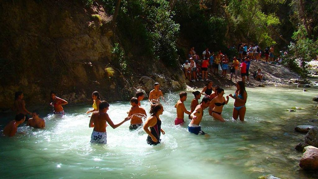 Senderistas bañándose en el Río Chillar en Nerja