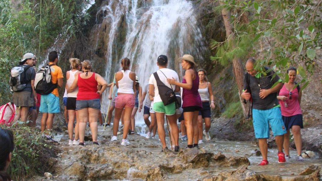 Senderistas por la ruta del río Chillar