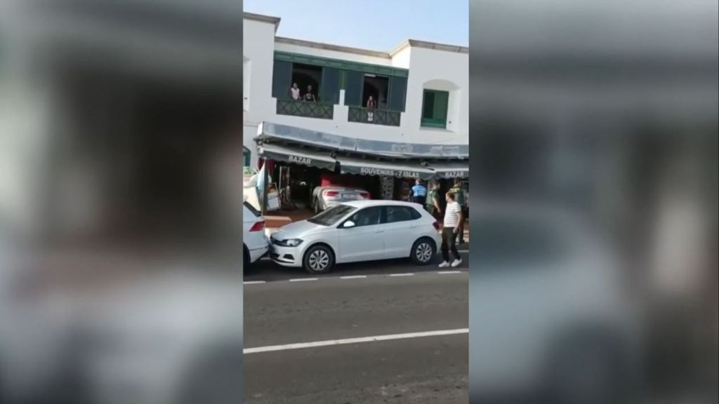 Un conductor empotra su coche contra una tienda de souvenirs en Playa Blanca, Lanzarote (Agosto 2022)