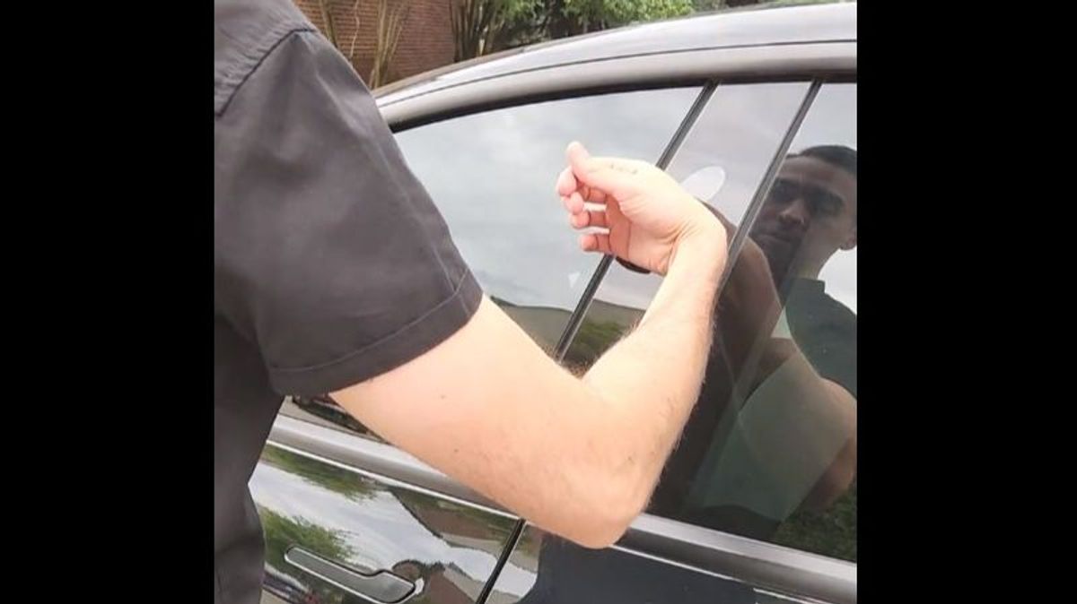 Un youtuber se implanta las llaves de su auto Un youtuber se implanta las llaves de su auto
