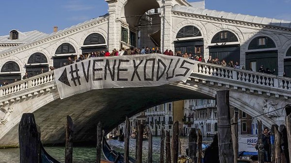 VENICE, ITALY - NOVEMBER 12:  Protestors take part at the protest on the Rialto bridge on November 12, 2016 in Venice, Italy. Venetians gathered today in front of the town hall to highlight the problem of a decreasing venetian population that has now reached its lowest level at 54,926 citizen.  (Photo by Awakening/Getty Images)