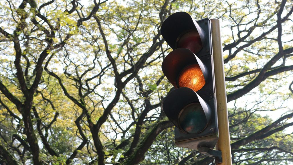 La DGT no pretende suprimir la luz ámbar de los semáforos