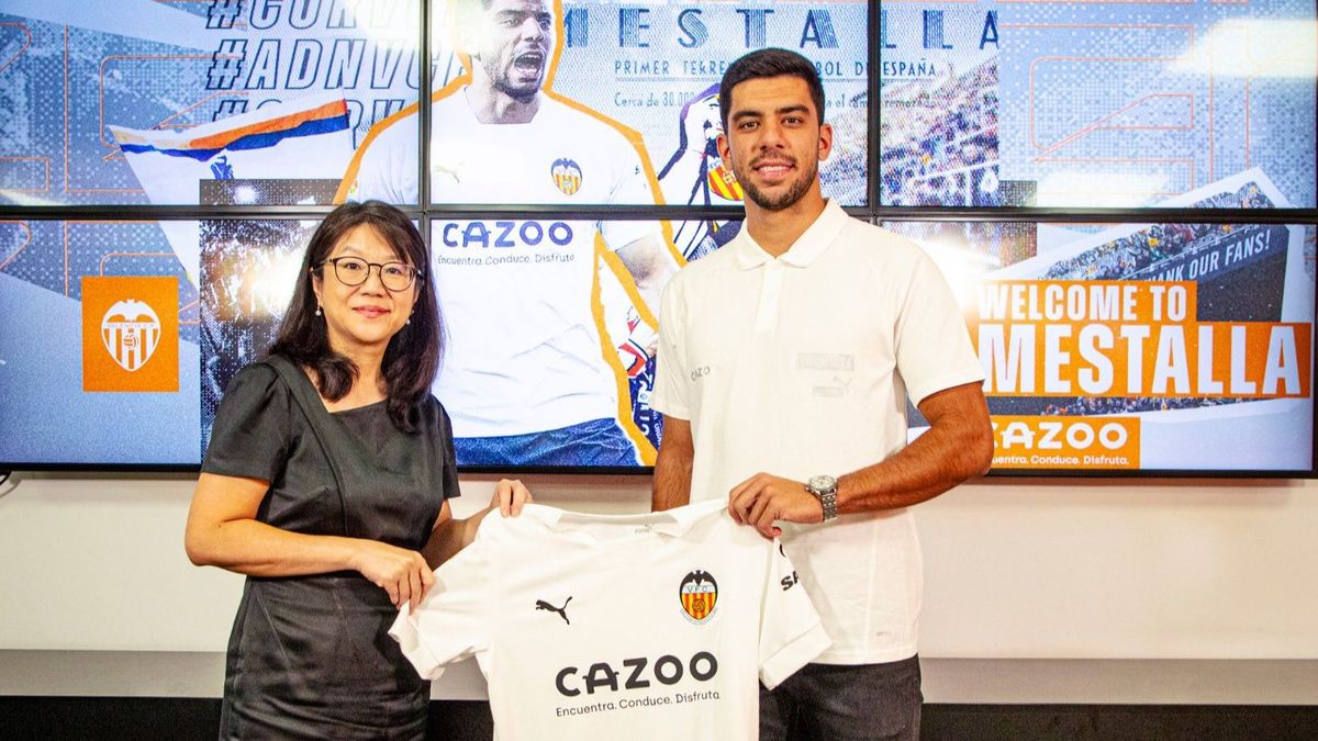 Cenk Özkacar posa con la camiseta del Valencia CF Cenk Özkacar posa con la camiseta del Valencia CF