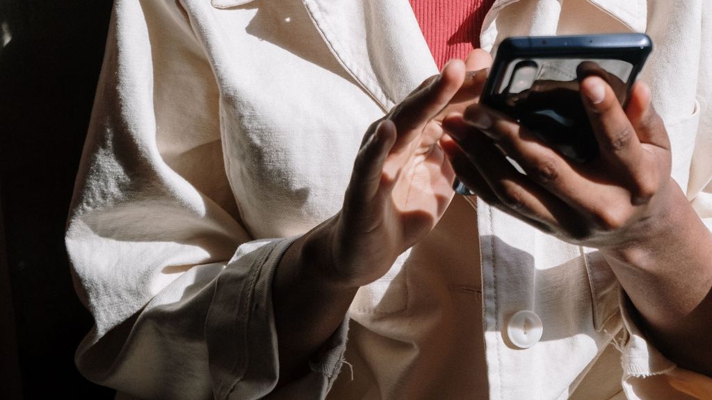 Chica con un teléfono móvil