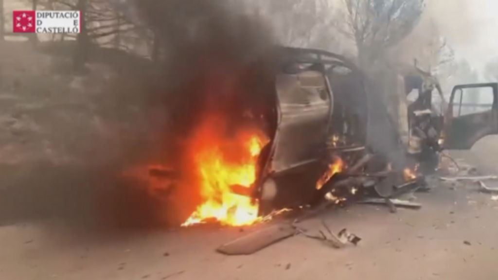 El vídeo del camión de bomberos que sufrió un atrapamiento destruido por las llamas de Bejís