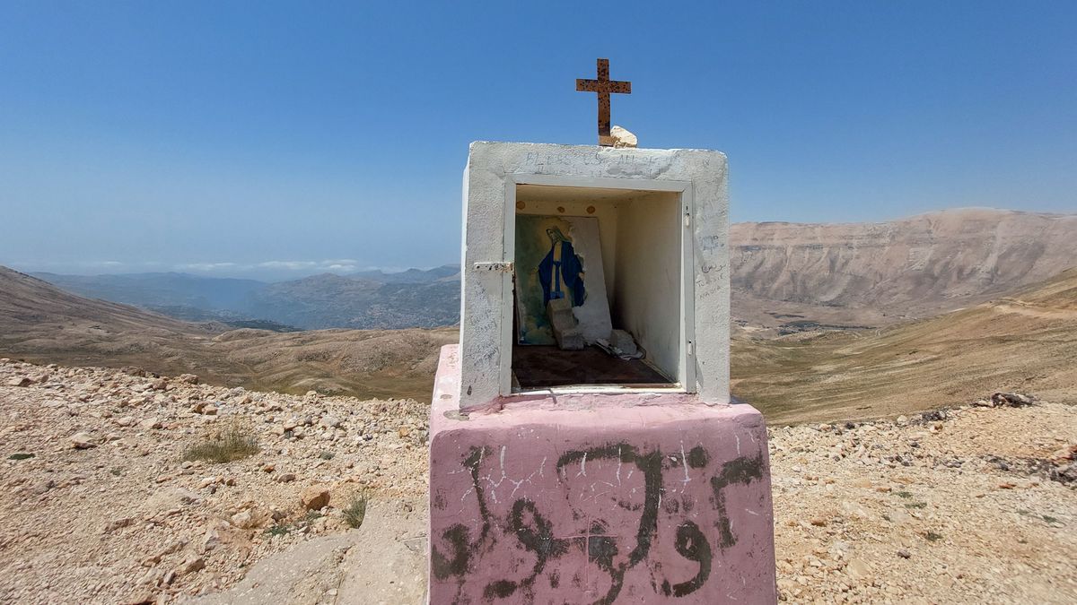 Hornacina en honor a la Virgen en la cumbre del Qurnat as Sawdā, el pico más alto del Líbano