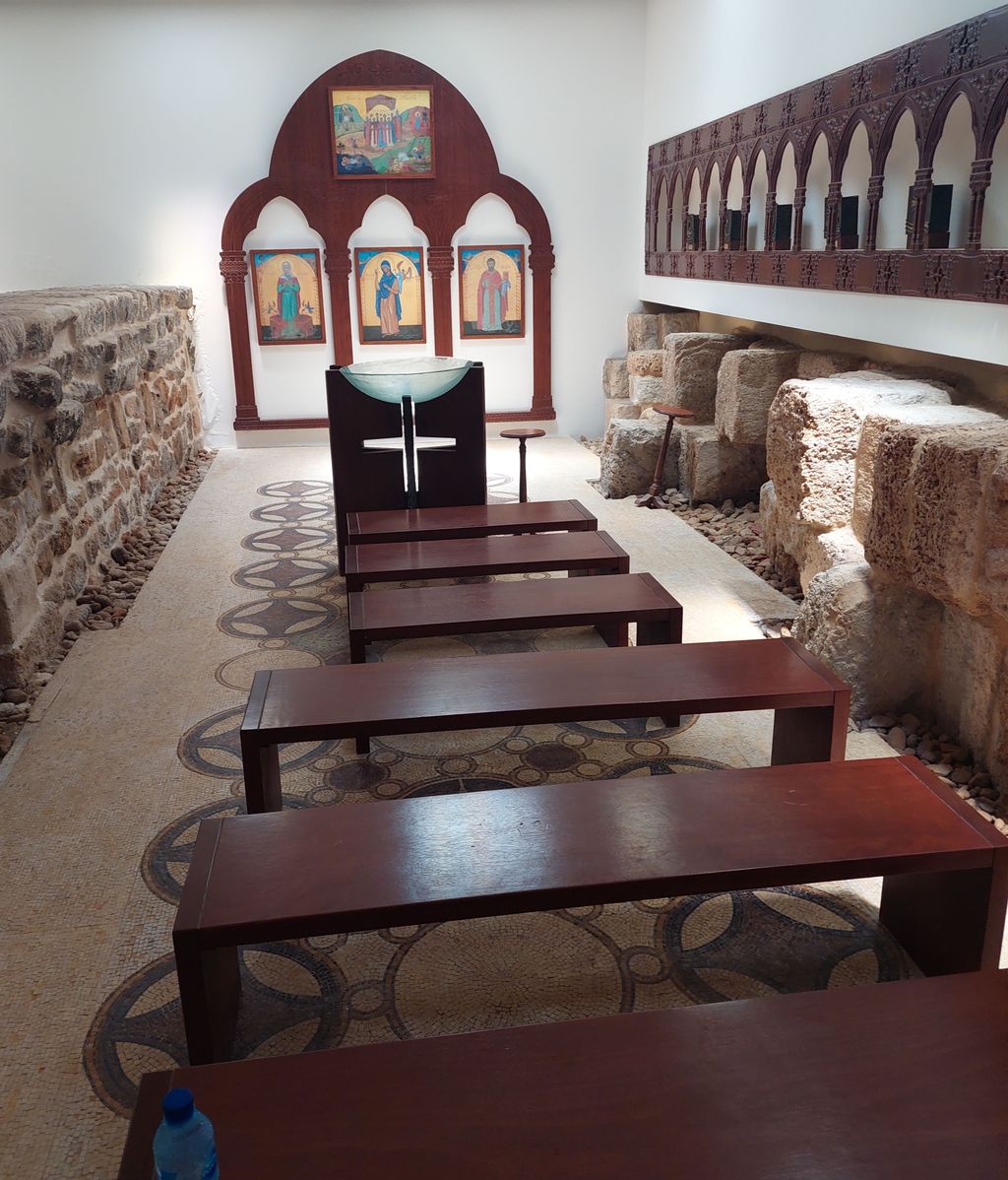 Interior de una iglesia maronita en la ciudad de Tiro