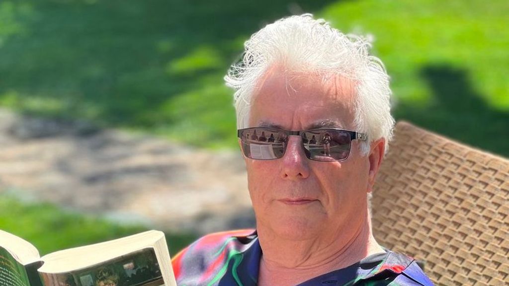 Ken Follet leyendo en sus vacaciones de verano