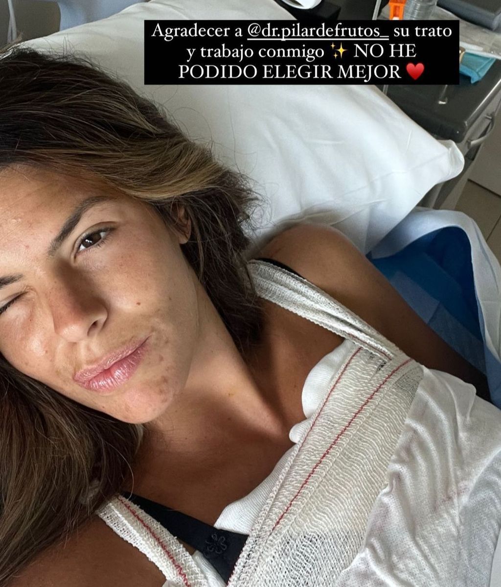 Laura Matamoros, ingresada en el hospital y cubierta de vendas