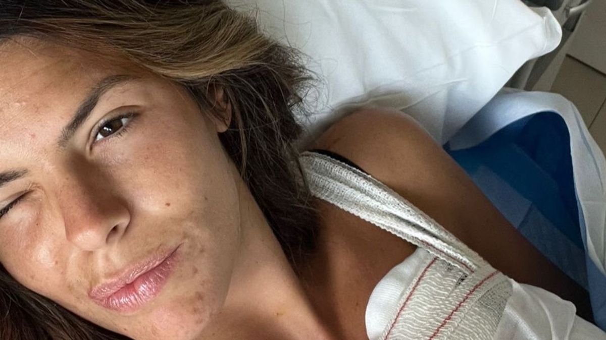 Laura Matamoros, ingresada en el hospital y cubierta de vendas